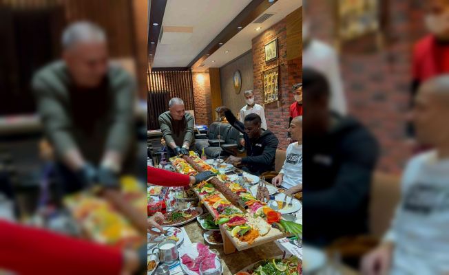 Balotelli ve Gökhan İnler’in kebap keyfi