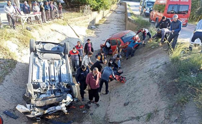 Çarpışan otomobiller sulama kanalına düştü: 3 yaralı