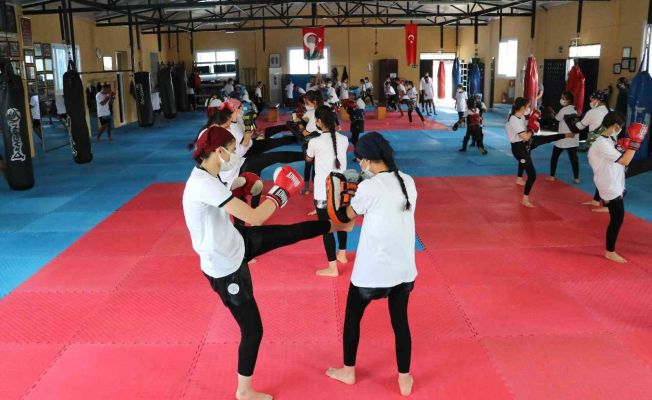 Muaythai sporuyla hayata tutunan çocuklardan muhteşem başarı