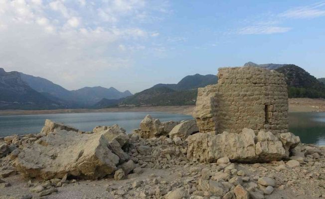 Sular çekildi, Kozan Barajı altındaki tarihi yapılar gün yüzüne çıktı