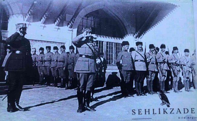 Fransız askerlerin Türk sancağını selamladığı fotoğraf gün yüzüne çıktı