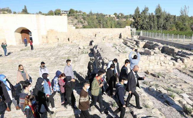 Gençler Misis’e hayran kaldı