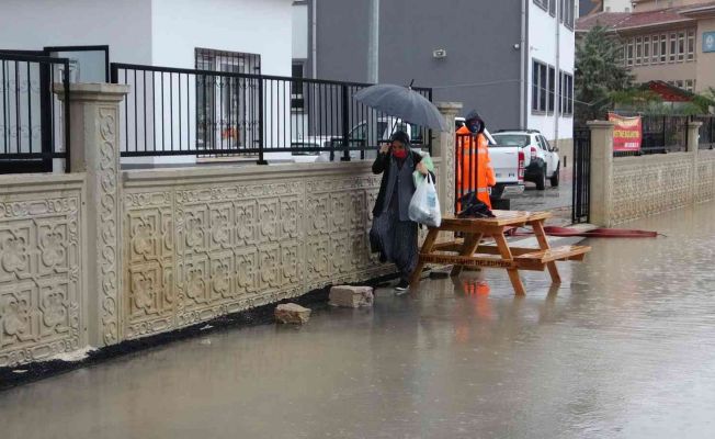 Okulun sokağını su bastı