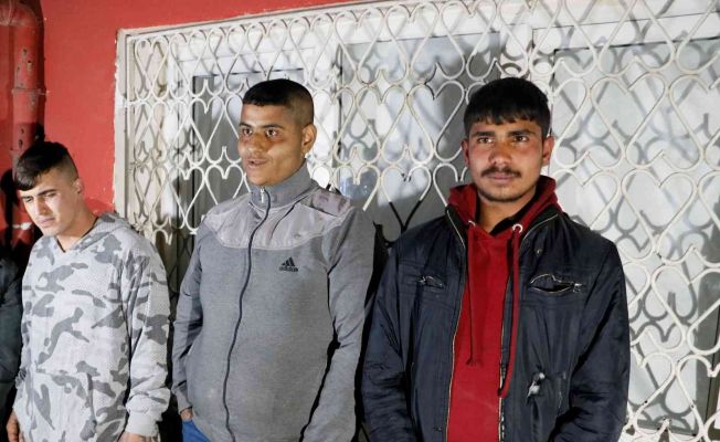 Polisten kaçan hırsızların birisi uyuyor numarası yaparken diğer 2 kişi çatıda saklanırken yakalandı