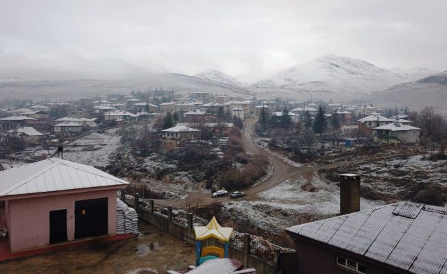 Tufanbeyli’de mevsimin ilk karı yağdı