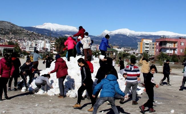 Adana’da öğrencilerin kar sevinci