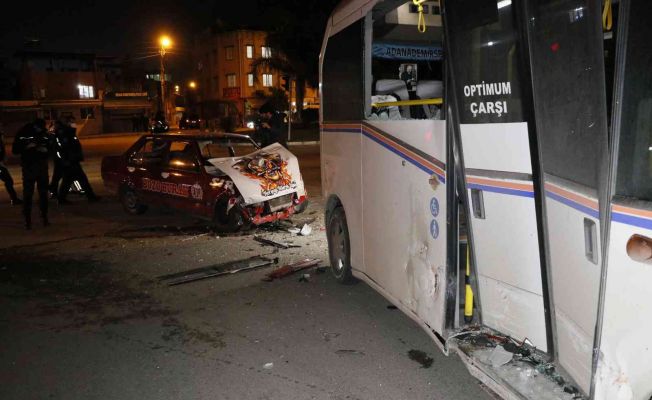 Sandalyeli otomobille yolcu minibüsü çarpıştı: 1’i ağır 3 yaralı