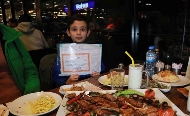 Takdir ve teşekkür belgesi alan öğrencilere Adana Kebap