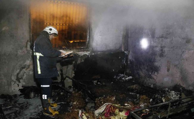 Üst kattaki daireyi yağmalayıp, alt katı çocuklar içerdeyken ateşe verdiler