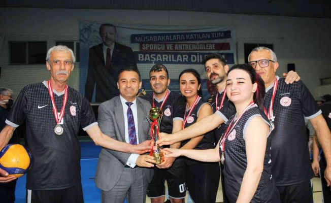 Voleybol turnuvasında Adana Çocuk Evleri Sitesi şampiyon oldu