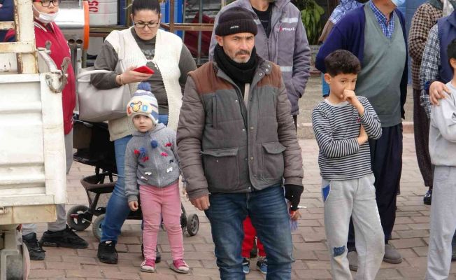 Çocuklar cesedi korkulu gözlerle izledi