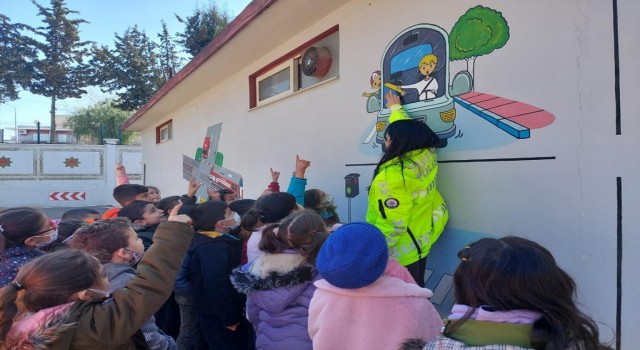 Çocuklara eğitim parkında trafik kuralları öğretiliyor