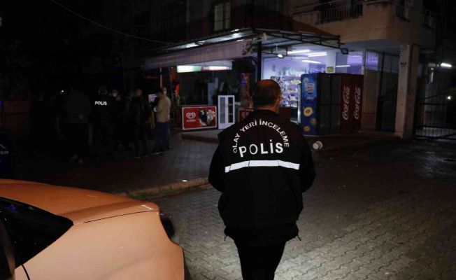 Kaldırımda yürürken uğradıkları silahlı saldırıda yaralanan 2 kişi tekel bayiye sığındı