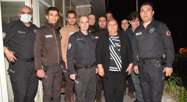 Başkan Erdem, gece nöbeti tutan polisleri unutmadı