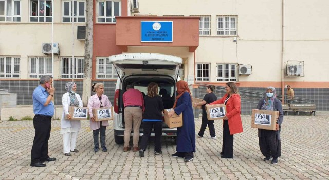 Hastane çalışanları, çocuklarının okuduğu kitapları kütüphaneye bağışladı