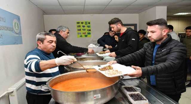 Tufanbeyli’de üniversite öğrencileri Başkan Ergü ile iftarlarını açtı