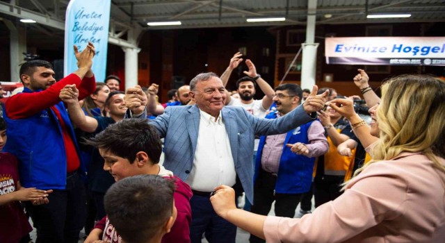 Üniversitelilerden Başkan Akay’a doğum günü sürprizi