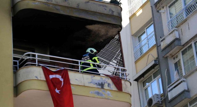 Adana’da dairenin kullanılamaz hale geldiği yangında Türk bayrakları zarar görmedi