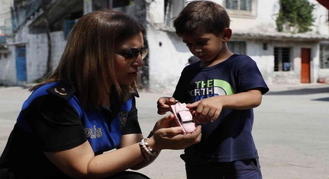 Polis sokak sokak gezip bayramda çocukların yüzlerini güldürdü