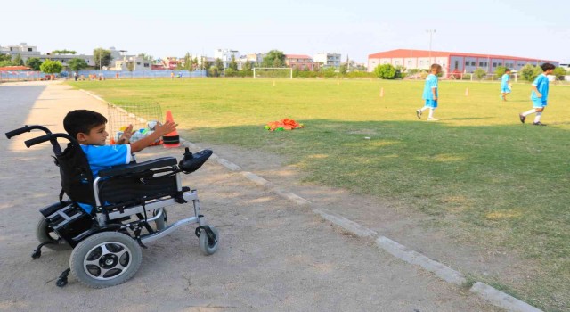 İki bacağı kesilip tekerlekli sandalyeye mahkum kalan Muhammed’in futbol aşkı