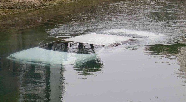 Adana’da otomobil sulama kanalına düştü, sürücü halatla kurtarıldı