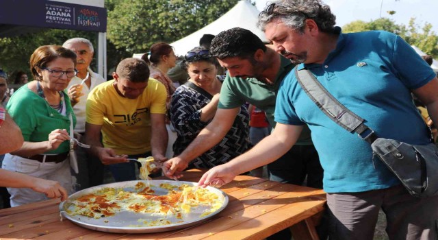 Künefenin içindeki altını bulmak için kıyasıya yarıştılar