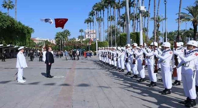 Mersin'de Cumhuriyet Bayramı kutlamaları çelenk sunumuyla başladı