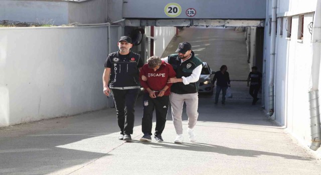 Tişörtünde ”kaçış” yazılı torbacı polisten kaçamadı