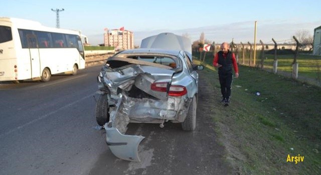 Ceyhan'da iki otomobil çarpıştı: 10 yaralı