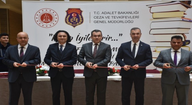 Adana’da Adliyesinde kitap bağışı kampanyası