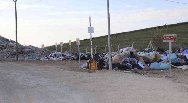 Yıkık binaların molozları eşyalarıyla birlikte korunuyor