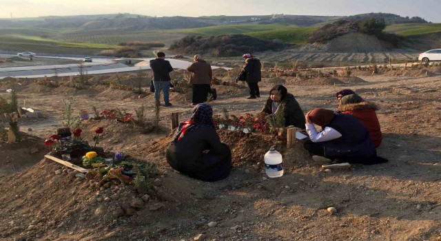 Depremde hayatını kaybedenlerin mezarları yürek yaktı