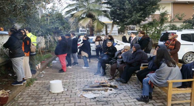 En acı bekleyiş: Kızlarının yanına gitmişti, eşi enkaz altında kaldı