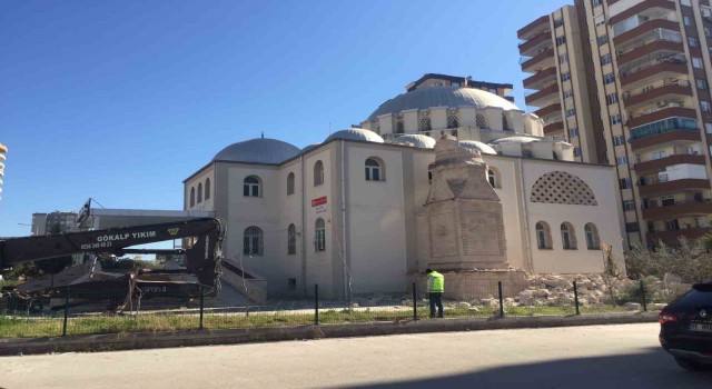 Hasar gören caminin minaresi kontrollü şekilde yıkıldı