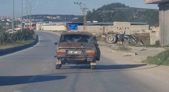 Kapısı açık seyreden otomobilin tehlikeli yolculuğu