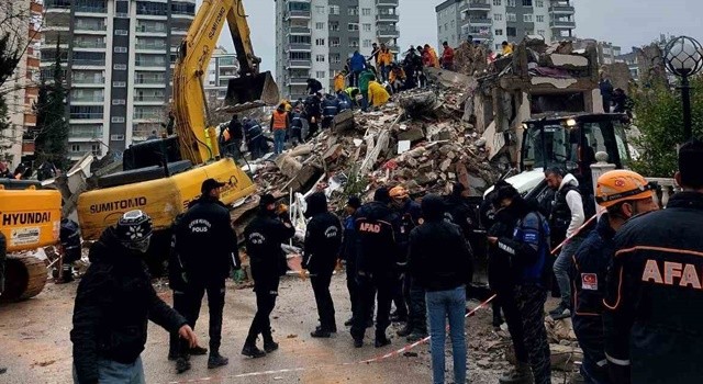 100 kişiye mezar olan apartmanın müteahhitti baba-kız aranıyor