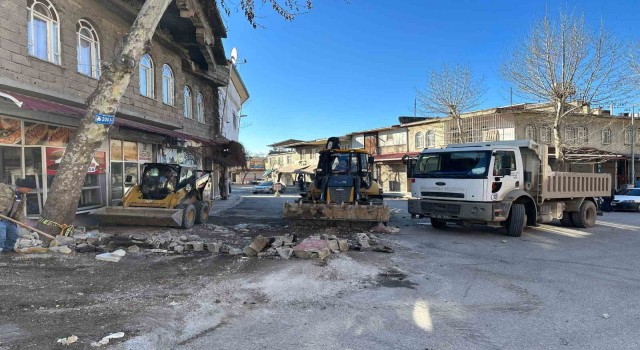 Ara sokaklar molozlardan temizleniyor