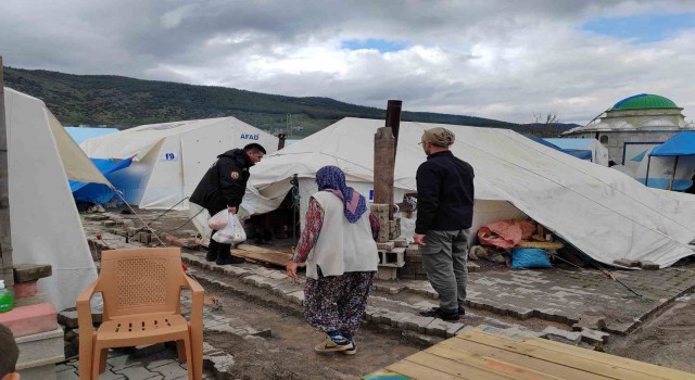 Polis ekipleri çadır çadır gezip Ramazan kumanyası dağıttı