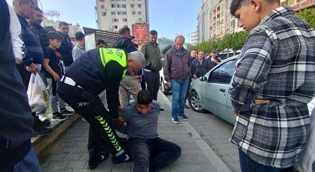 Pazar poşetinden eroin çıktı, Trafik polisine yakalandı