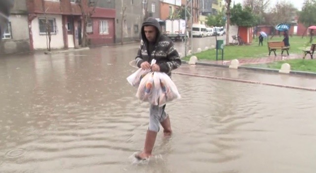 Kozan yağmura teslim! Dereler taştı, evleri su bastı!