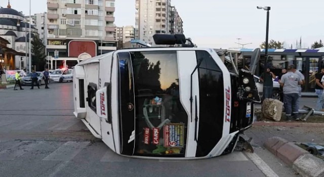 Hız sınırını aşan Topel Minibüsünü Trafik Direği Durdurdu: 3 Yaralı!