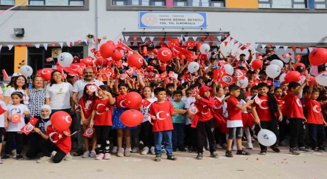 Polisler çocuklarla Cumhuriyet’in 100. yılını kutladı