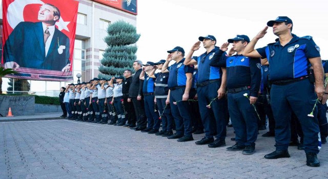 Çalışanlar belediye önünde Atatürk’ü andı