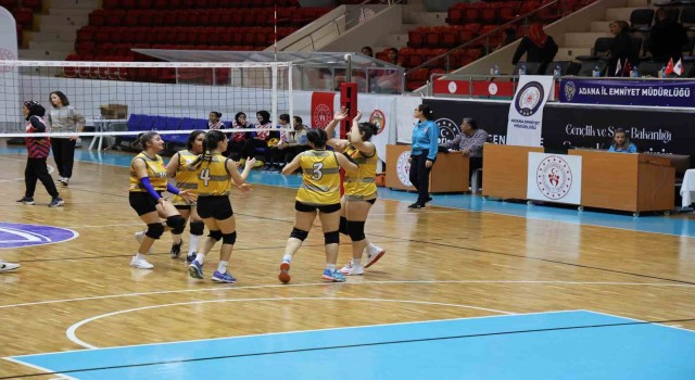 Adana’da liselerarası voleybol turnuvası nefes kesti