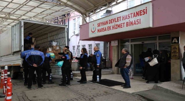 Adana polisi ihtiyaç sahibi ailelere bebek bezi dağıttı