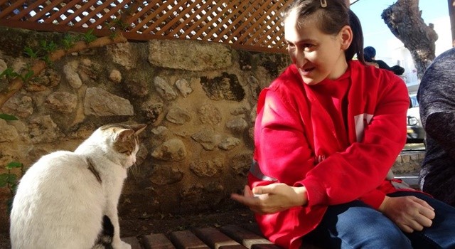 Engellerini kedi sevgisiyle aştı