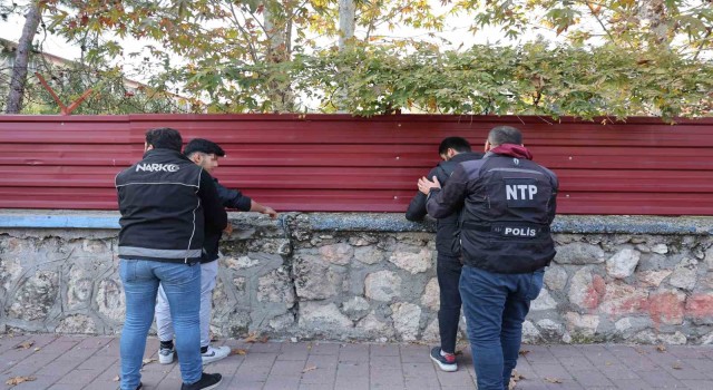 Adana’da narkotik polisinden okul önünde uygulama