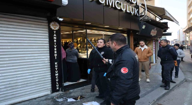 Kuyumcu kadın hırsızları işyerine kilitleyip yakalattı Hırsızlardan tuvalet şoku!