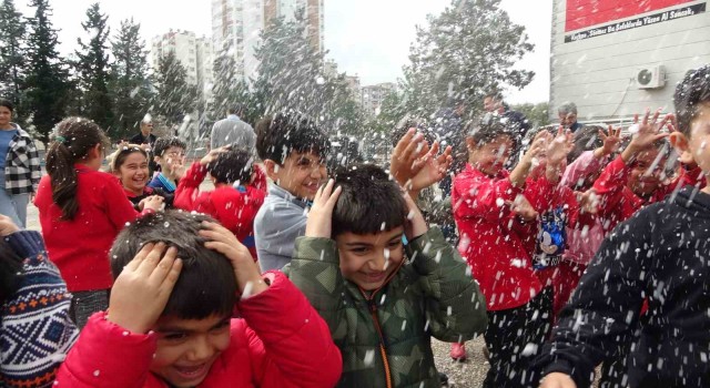 Adana’da kuzey ilçelere kar yağarken, kar yağmayan Kozan’a ise suni kar getirildi