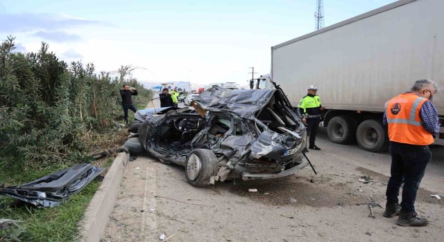 Adana’da otomobil karşı şeride geçip midibüse çarptı: 2 ölü, 14 yaralı